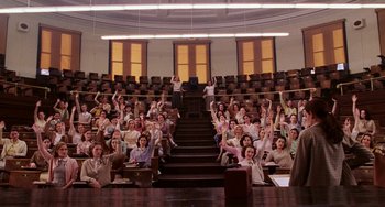 Movie still from “Mona Lisa Smile” (2003), directed by Mike Newell – A large group of people in a lecture hall; Extreme Wide shot, High angle