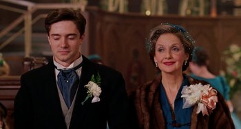 Movie still from “Mona Lisa Smile” (2003), directed by Mike Newell – A man and a woman standing next to each other; Close Up shot, Over the shoulder angle