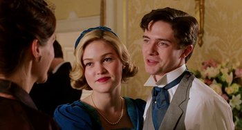 Movie still from “Mona Lisa Smile” (2003), directed by Mike Newell – A man and a woman standing next to each other; Close Up shot, Low angle