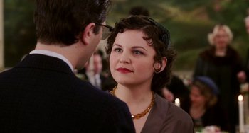 Movie still from “Mona Lisa Smile” (2003), directed by Mike Newell – A man and a woman standing next to each other; Close Up shot, Over the shoulder angle