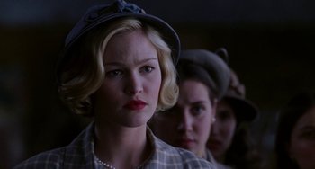 Movie still from “Mona Lisa Smile” (2003), directed by Mike Newell – A woman with blonde hair wearing a blue hat; Close Up shot, Over the shoulder angle