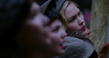 Movie still from “Mona Lisa Smile” (2003), directed by Mike Newell – A woman and a child looking at something on a cell phone; Close Up shot, Over the shoulder angle