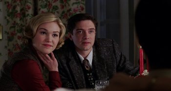 Movie still from “Mona Lisa Smile” (2003), directed by Mike Newell – A man and a woman sitting next to each other at a table; Close Up shot, Low angle