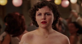 Movie still from “Mona Lisa Smile” (2003), directed by Mike Newell – A person with curly hair wearing a necklace; Close Up shot, Over the shoulder angle