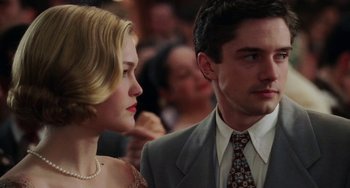 Movie still from “Mona Lisa Smile” (2003), directed by Mike Newell – A man and a woman are standing next to each other; Close Up shot, Low angle