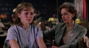 Movie still from “Mona Lisa Smile” (2003), directed by Mike Newell – Two women sitting in front of each other in a room; Medium shot, Over the shoulder angle