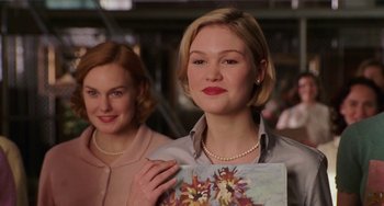 Movie still from “Mona Lisa Smile” (2003), directed by Mike Newell – Two women are standing next to each other; Close Up shot, Over the shoulder angle