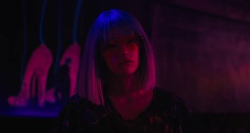 Movie still from “Mona Lisa and the Blood Moon” (2021), directed by Ana Lily Amirpour – A woman with long white hair wearing glasses; Close Up shot, Low angle