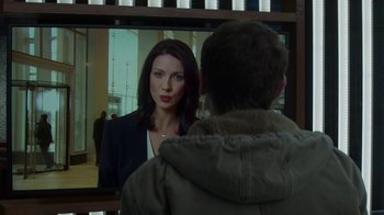 Movie still from “Money Monster” (2016), directed by Jodie Foster – A man and a woman looking at each other in a mirror; Medium shot, Over the shoulder angle