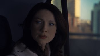 Movie still from “Money Monster” (2016), directed by Jodie Foster – A person in a car window; Close Up shot, Over the shoulder angle
