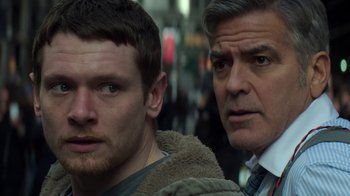 Movie still from “Money Monster” (2016), directed by Jodie Foster – Two men standing next to each other on a city street; Close Up shot, Over the shoulder angle
