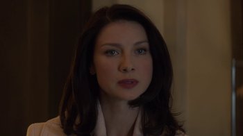 Movie still from “Money Monster” (2016), directed by Jodie Foster – A person with long hair; Close Up shot, Over the shoulder angle