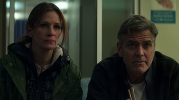Movie still from “Money Monster” (2016), directed by Jodie Foster – A man and a woman sitting next to each other; Close Up shot, Low angle