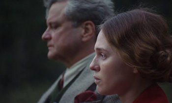 Movie still from “Mothering Sunday” (2021), directed by Eva Husson – A man and a woman are standing next to each other; Close Up shot, Over the shoulder angle