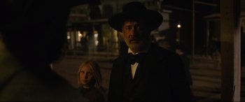 Movie still from “News of the World” (2020), directed by Paul Greengrass – An older man and a young girl standing next to each other; Medium shot, Low angle