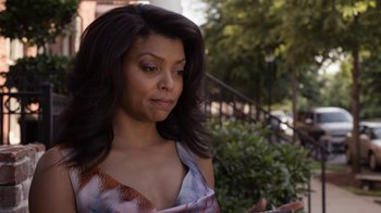 Movie still from “No Good Deed” (2014), directed by Sam Miller – A person holding a cell phone; Close Up shot, Over the shoulder angle