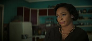 Movie still from “No Sudden Move” (2021), directed by Steven Soderbergh – A woman in a black shirt is standing in a kitchen; Close Up shot, Low angle