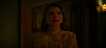 Movie still from “No Sudden Move” (2021), directed by Steven Soderbergh – A woman with red lipstick is standing in a room; Close Up shot, Low angle