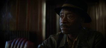 Movie still from “No Sudden Move” (2021), directed by Steven Soderbergh – A person wearing a hat; Close Up shot, Low angle