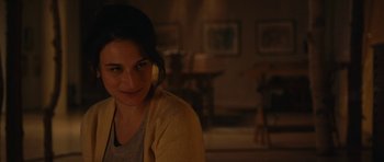Movie still from “Obvious Child” (2014), directed by Gillian Robespierre – A woman in a yellow jacket is sitting in a living room; Close Up shot, Over the shoulder angle
