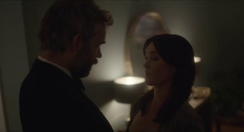 Movie still from “Orphan: First Kill” (2022), directed by William Brent Bell – A man and a woman standing next to each other in a room; Close Up shot, Over the shoulder angle