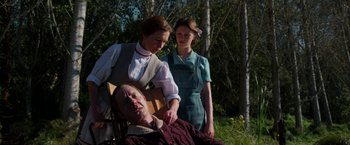 Movie still from “Pearl” (2022), directed by Ti West – Two women and a man with a broken arm; Medium shot, Low angle