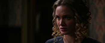 Movie still from “Pearl” (2022), directed by Ti West – A person with curly blonde hair; Close Up shot, Over the shoulder angle