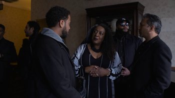 Movie still from “Full Circle” (2023), directed by Steven Soderbergh – Medium shot, Over the shoulder angle