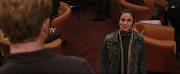 Movie still from “Poseidon” (2006), directed by Wolfgang Petersen – A woman standing in front of a man in a room; Medium shot, Over the shoulder angle