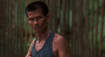Movie still from “Rescue Dawn” (2006), directed by Werner Herzog – A person wearing a tank top; Close Up shot, Over the shoulder angle