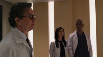 Movie still from “RoboCop” (2014), directed by José Padilha – A group of doctors standing next to each other in a room; Medium shot, Over the shoulder angle