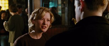 Movie still from “Rounders” (1998), directed by John Dahl – A woman with blonde hair is sitting at a table; Close Up shot, Over the shoulder angle