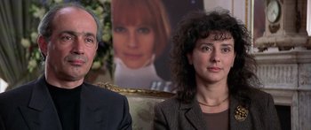 Movie still from “Notting Hill” (1999), directed by Roger Michell – A man and a woman sitting next to each other in front of a picture; Close Up shot, Low angle