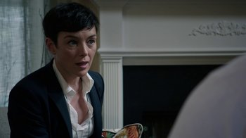 Movie still from “Sabotage” (2014), directed by David Ayer – A woman with short hair wearing a suit and tie; Close Up shot, Over the shoulder angle