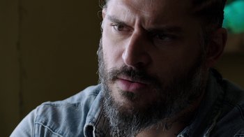 Movie still from “Sabotage” (2014), directed by David Ayer – A person with a beard; Close Up shot, Over the shoulder angle