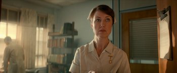 Movie still from “Scary Stories to Tell in the Dark” (2019), directed by André Øvredal – A woman in a white shirt is standing in front of a bookshelf; Close Up shot, Over the shoulder angle