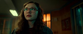Movie still from “Scary Stories to Tell in the Dark” (2019), directed by André Øvredal – A woman wearing glasses looking up into the sky; Close Up shot, Over the shoulder angle