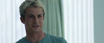 Movie still from “Scream” (2022), directed by Matt Bettinelli-Olpin – A person wearing a blue t - shirt; Close Up shot, Over the shoulder angle