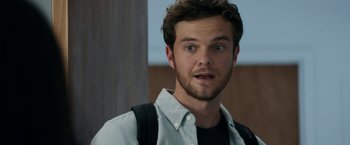 Movie still from “Scream” (2022), directed by Matt Bettinelli-Olpin – A person wearing a shirt and a backpack; Close Up shot, Over the shoulder angle