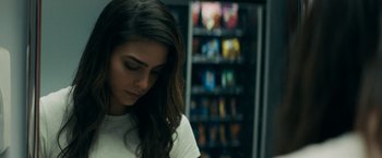 Movie still from “Scream” (2022), directed by Matt Bettinelli-Olpin – A woman in a white shirt is looking down at her face; Close Up shot, Over the shoulder angle
