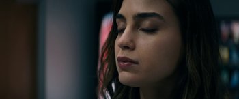 Movie still from “Scream” (2022), directed by Matt Bettinelli-Olpin – A person with eyes closed; Close Up shot, Over the shoulder angle