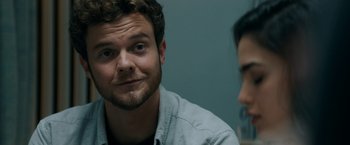 Movie still from “Scream” (2022), directed by Matt Bettinelli-Olpin – A man and a woman sitting in front of each other; Close Up shot, Over the shoulder angle