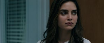 Movie still from “Scream” (2022), directed by Matt Bettinelli-Olpin – A person with long brown hair; Close Up shot, Over the shoulder angle