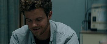 Movie still from “Scream” (2022), directed by Matt Bettinelli-Olpin – A person sitting down with his eyes closed; Close Up shot, Over the shoulder angle