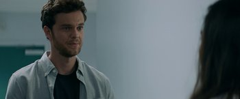 Movie still from “Scream” (2022), directed by Matt Bettinelli-Olpin – A person wearing a shirt and a tie; Close Up shot, Over the shoulder angle