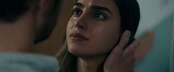 Movie still from “Scream” (2022), directed by Matt Bettinelli-Olpin – A woman's face with her hand on her head; Close Up shot, Over the shoulder angle