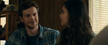 Movie still from “Scream” (2022), directed by Matt Bettinelli-Olpin – A man and a woman sitting next to each other; Close Up shot, Over the shoulder angle