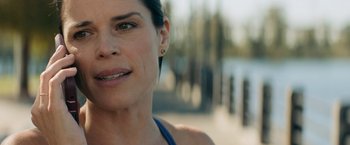 Movie still from “Scream” (2022), directed by Matt Bettinelli-Olpin – A person wearing a blue shirt; Close Up shot, Over the shoulder angle