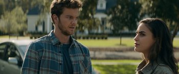 Movie still from “Scream” (2022), directed by Matt Bettinelli-Olpin – A man in a plaid shirt standing in front of a house; Close Up shot, Over the shoulder angle