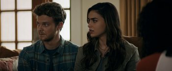 Movie still from “Scream” (2022), directed by Matt Bettinelli-Olpin – A man and a woman standing next to each other in a room; Close Up shot, Over the shoulder angle